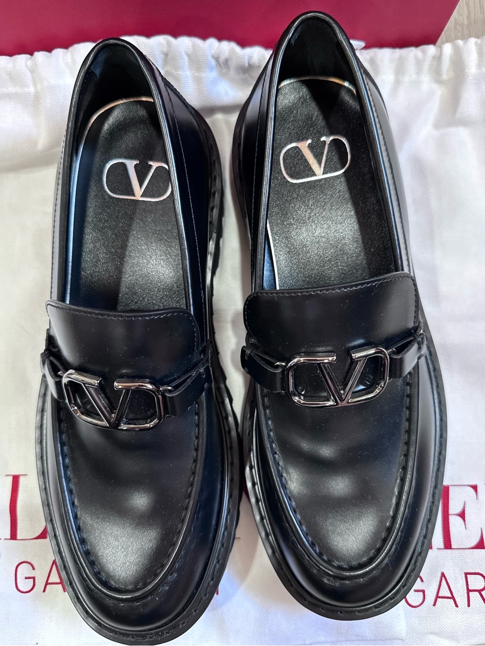 NEW VALENTINO GARAVANI
Leather VLogo Signature Loafers Sz: 38 - Picture 3 of 10